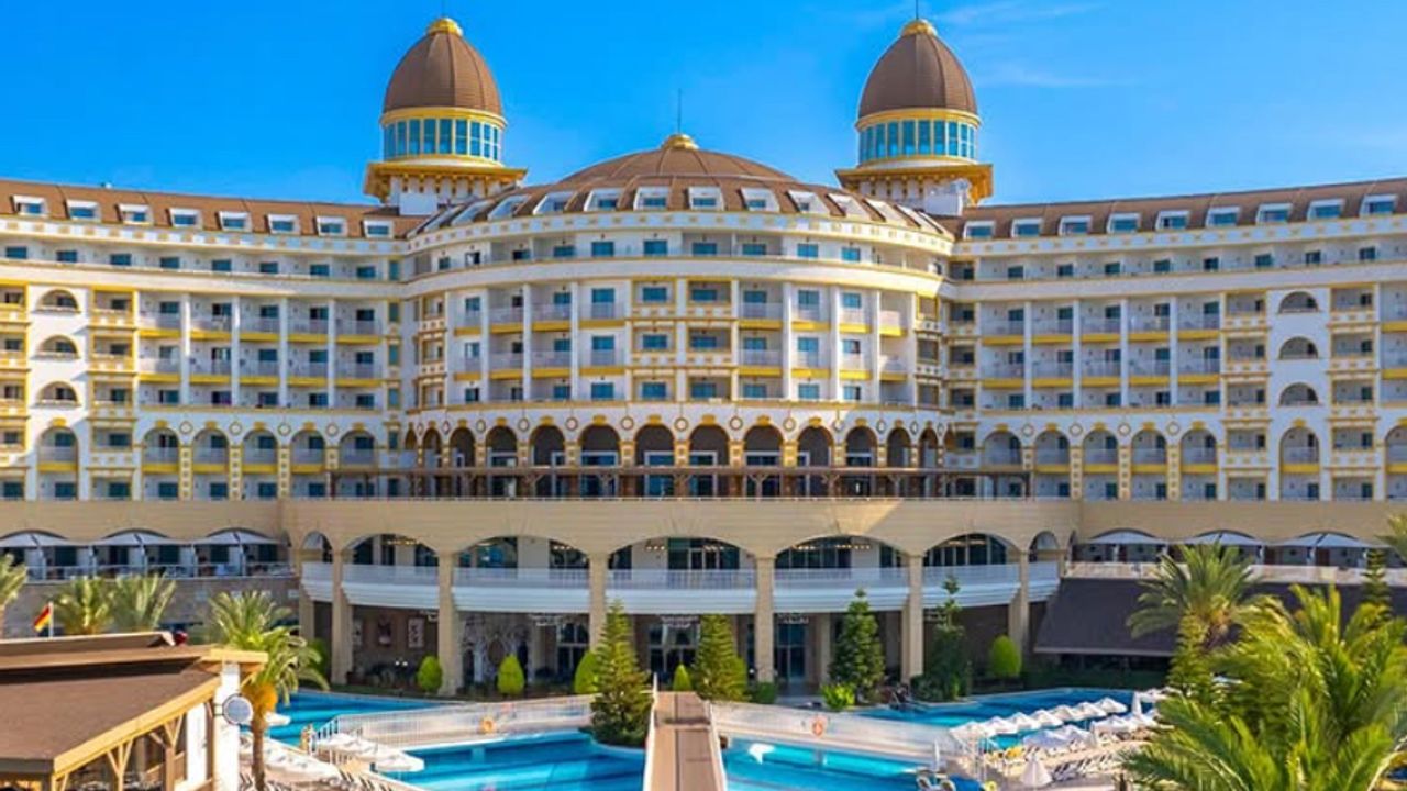 Antalya’da turist sayısı alarm veriyor: Belediyenin eksikleri krizi derinleştiriyor görseli