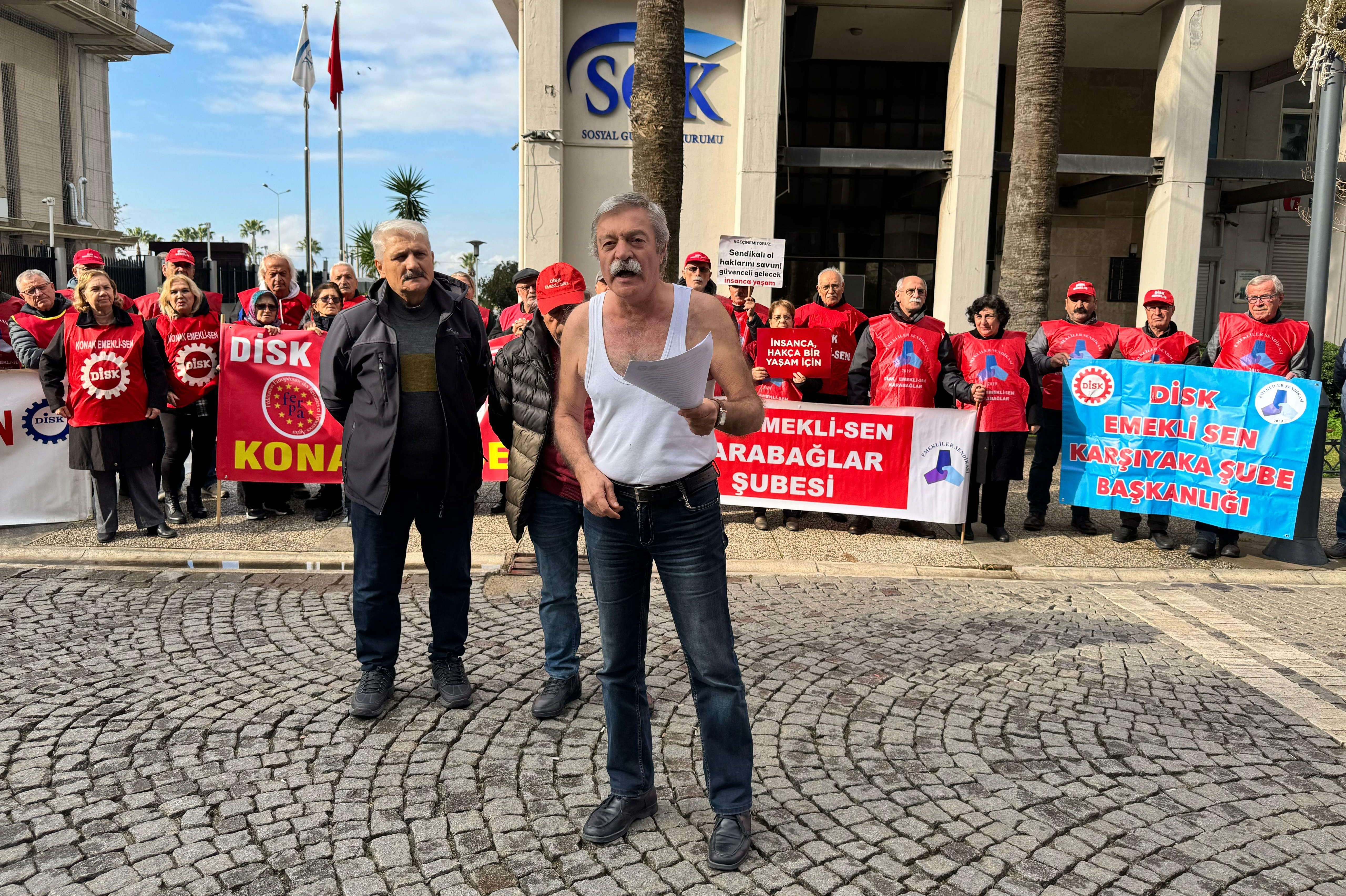 Emeklilerden zam protestosu görseli