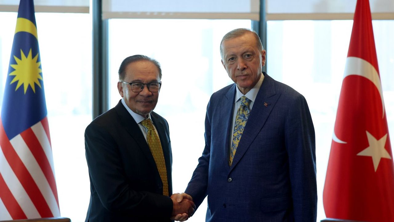 Erdoğan, Malezya Başbakanı Enver İbrahim ile telefon görüşmesi yaptı görseli