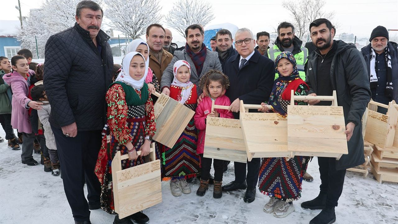 Çocuklara el yapımı geleneksel tahta kızak hediye edildi görseli