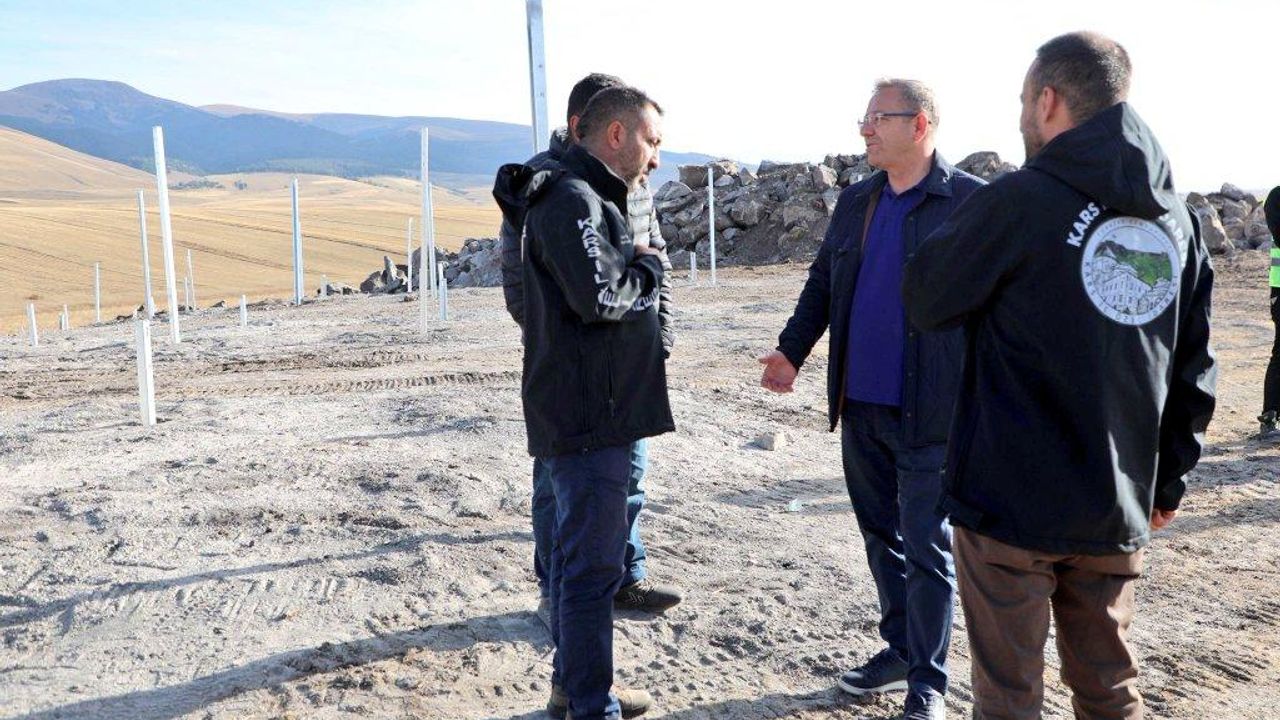 Kars Valisi Polat, Asboğa Köyü’ndeki Güneş Enerji Sistemi çalışmalarını inceledi görseli