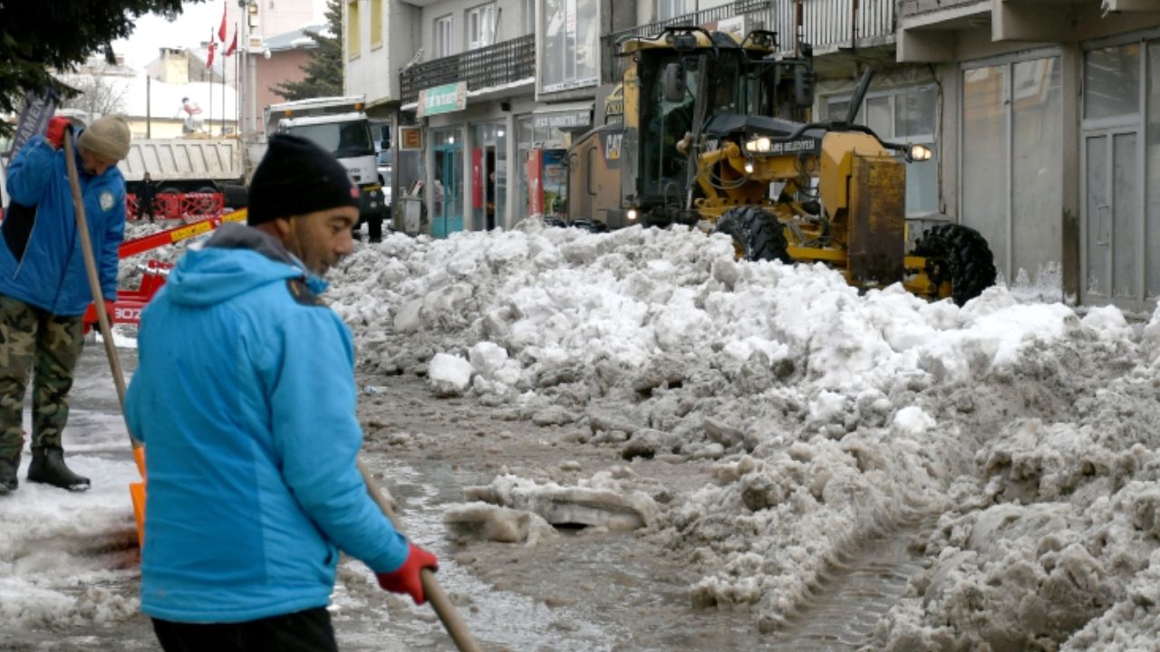 Sarıkamış’ta kar kamyonlarla şehir dışına taşınıyor görseli
