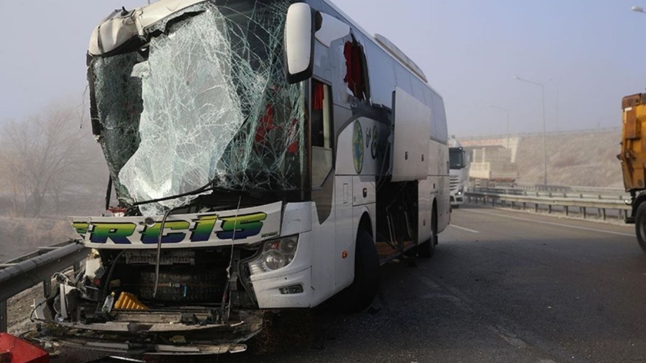 Erzurum’da yolcu otobüsü ile tır çarpıştı: 11 yaralı görseli