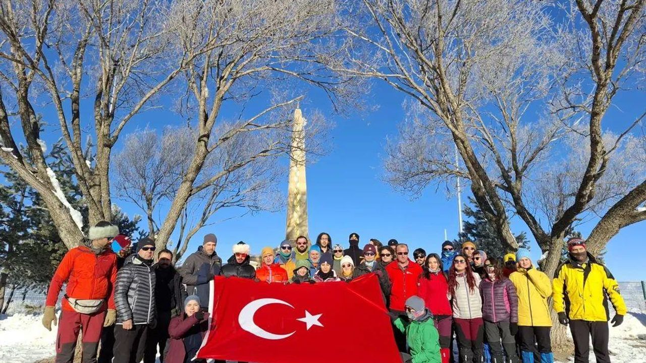 Sarıkamış Şehitlerini zirvede andılar görseli