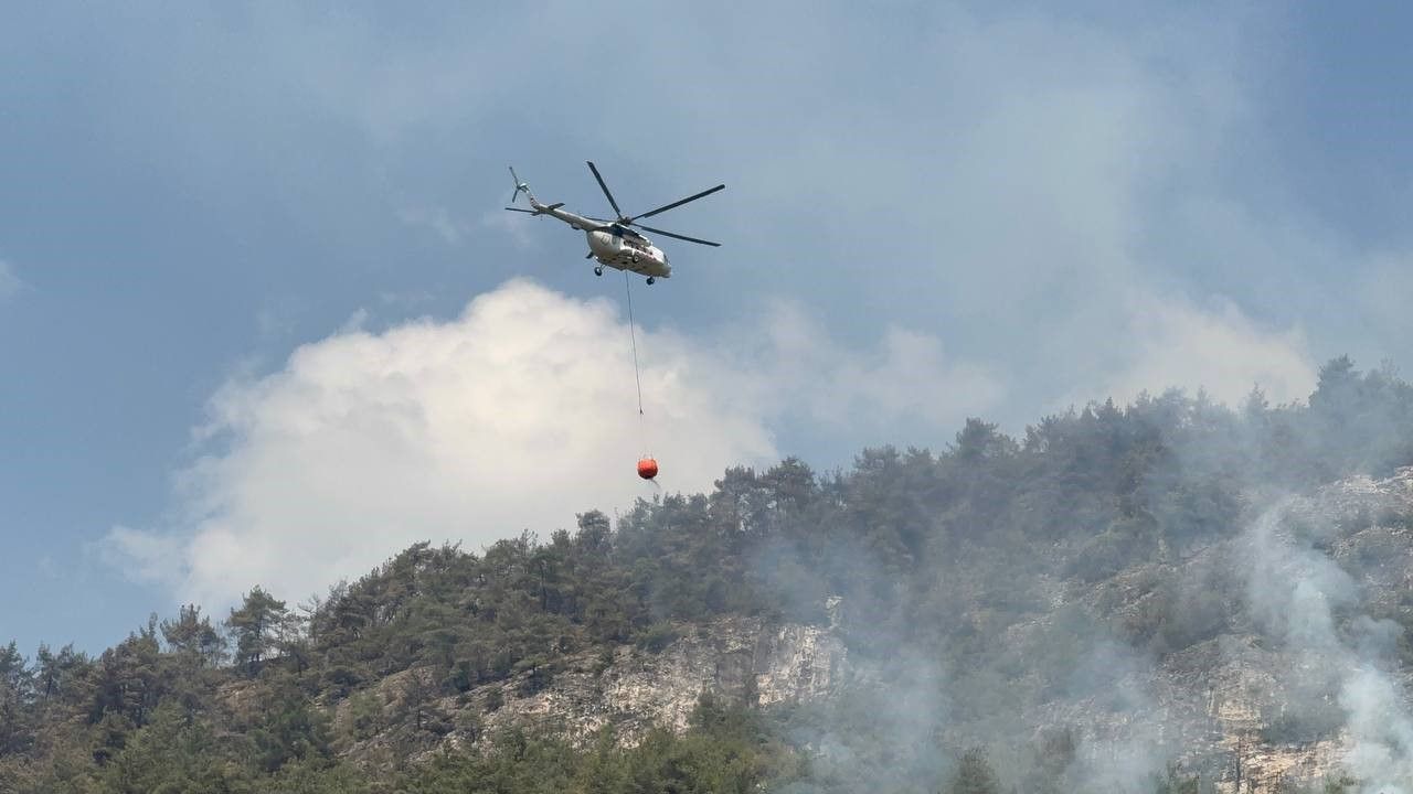 Karabük’te orman yangını rüzgârla yeniden şiddetlendi görseli