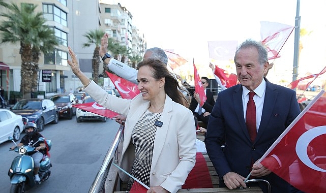 Karşıyaka, Cumhuriyet’in ışığında tek yürek oldu! görseli