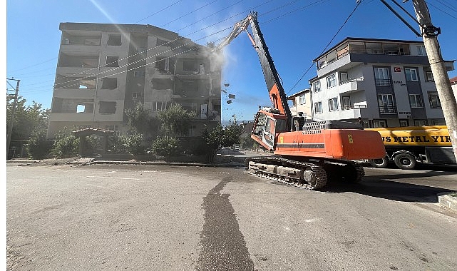 Derince'de ağır hasarlı binaya ilk kepçe vuruldu görseli
