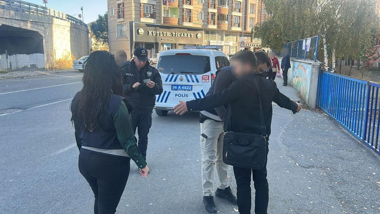 Kars’ta okul önlerinde güvenlik önlemleri artırıldı görseli