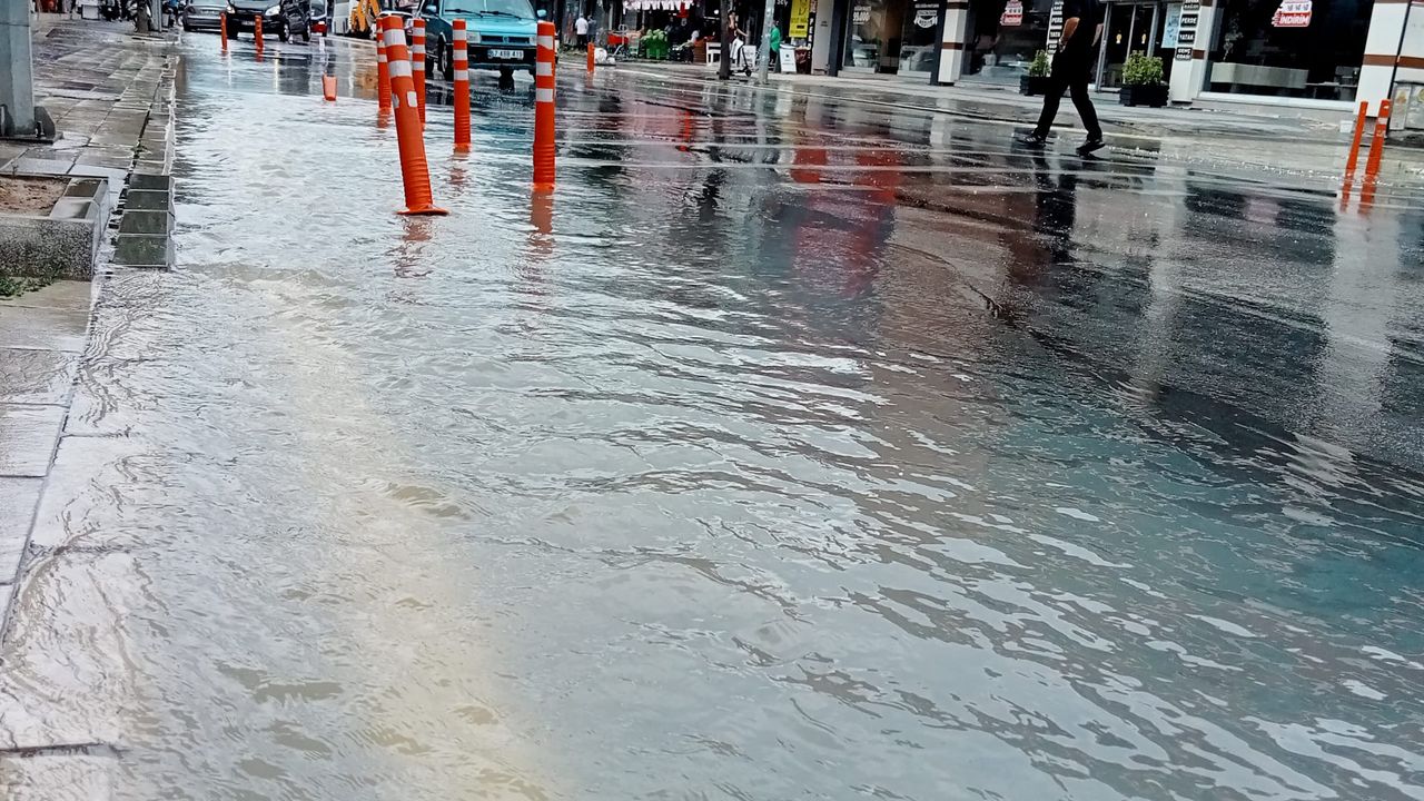 Adana’da su borusu patladı, caddeyi su bastı görseli