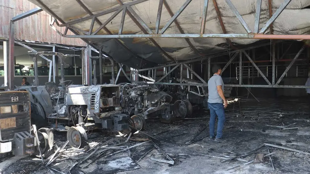 Diyarbakır’da traktörcüler sitesinde yangın: 3 iş yeri ve 19 traktör yandı görseli