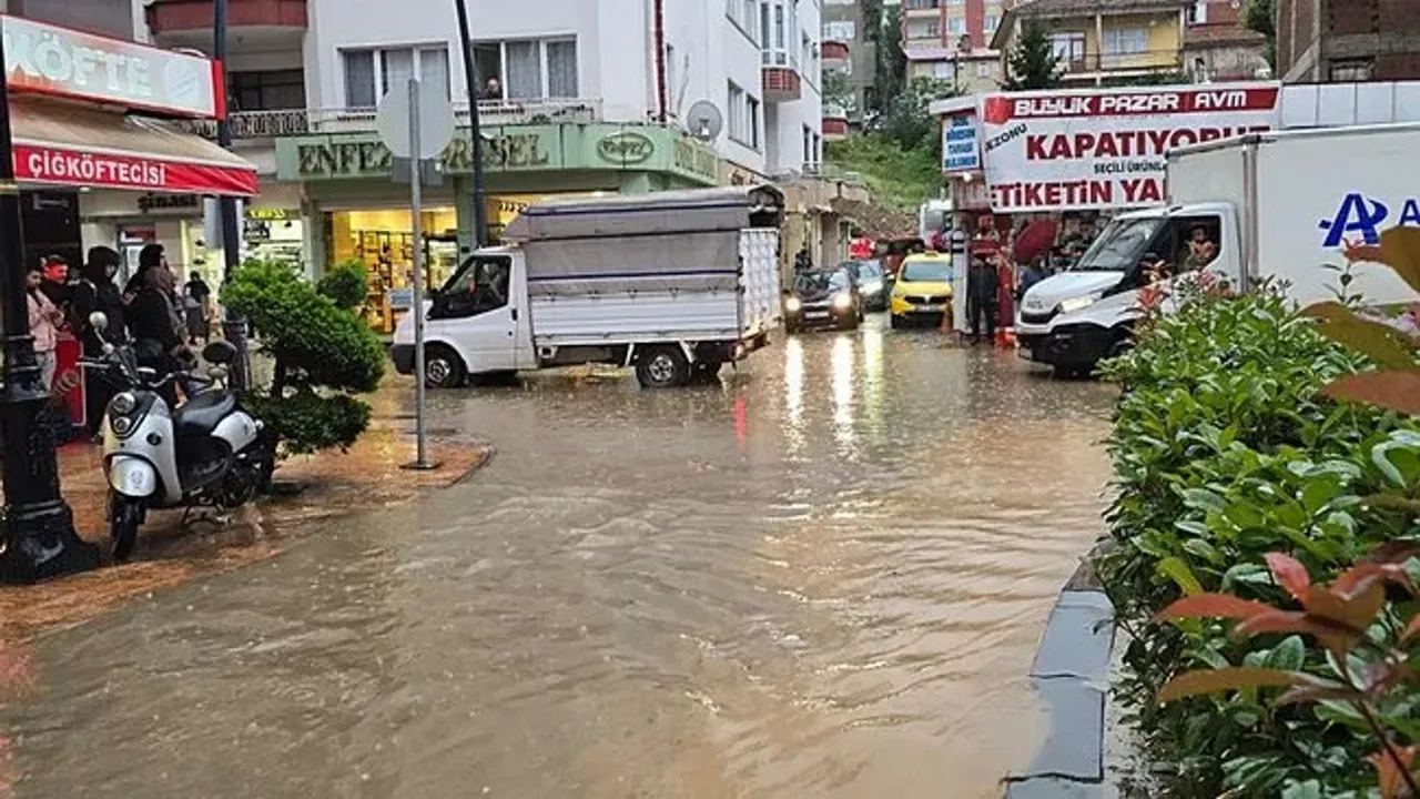 Giresun'un Bulancak ilçesinde aşırı yağış hayatı olumsuz etkiledi görseli