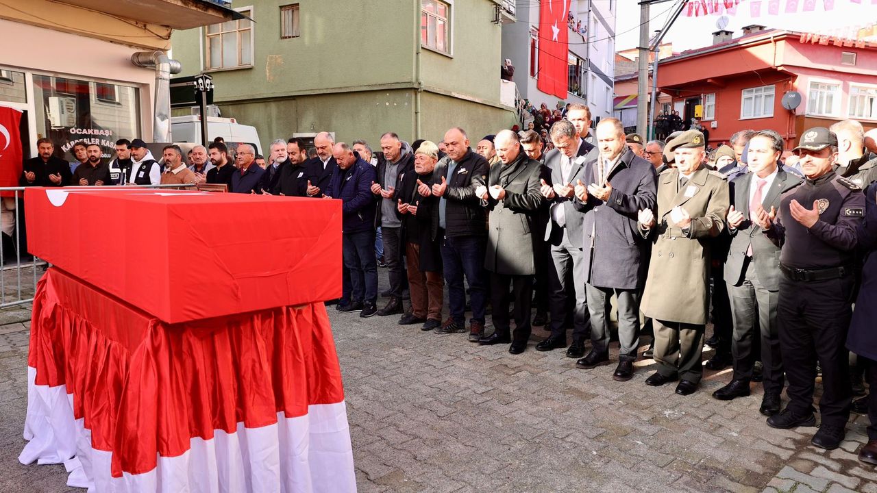 Görev sırasında rahatsızlanan asker Semih Aydın son yolculuğuna uğurlandı görseli
