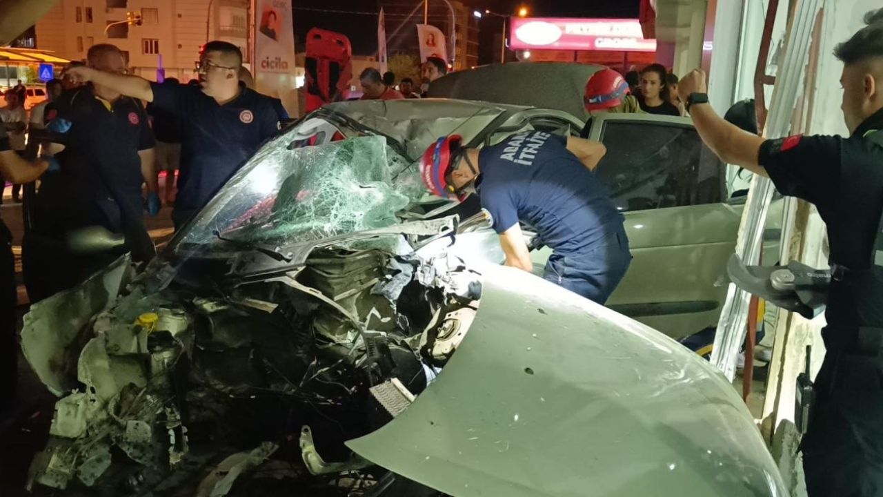 Adana’da otomobil mobilya mağazasına girdi: 1 yaralı görseli