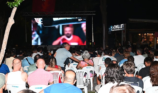 Kemer’de milli maç için dev ekran kuruldu görseli
