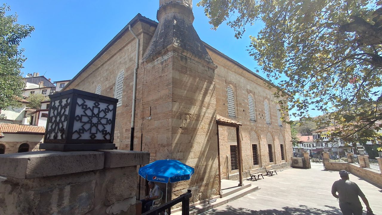 Beypazarı’nda asırlık miras: Sultan Alaeddin Camii ziyaretçi akınına uğruyor görseli