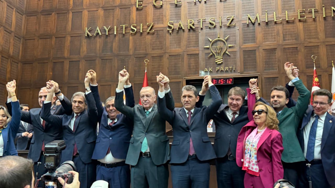 Erdoğan, İsa Yıldırım’a AK Parti rozetini taktı görseli