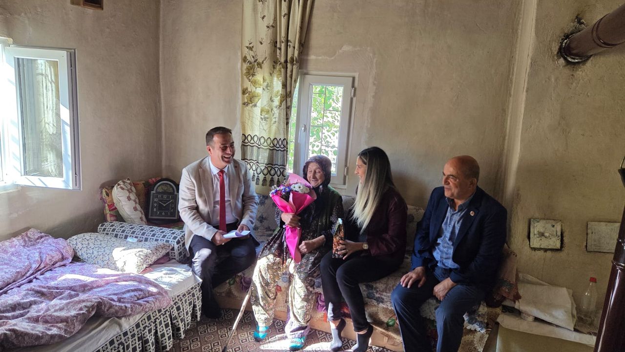 1 Ekim Yaşlılar Gününde Yaşlılar evinde ziyaret edildi görseli