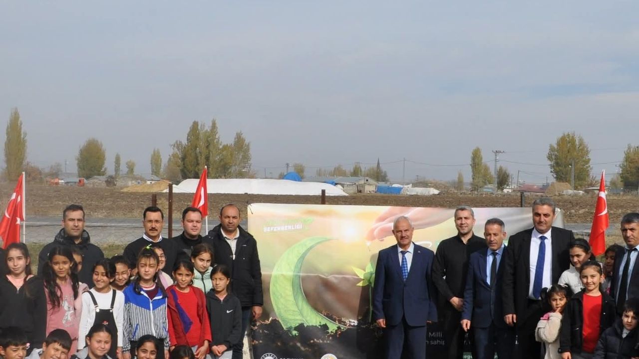 Akyaka’da 11 Kasım Milli Ağaçlandırma Günü’nde geleceğe nefes oldular görseli