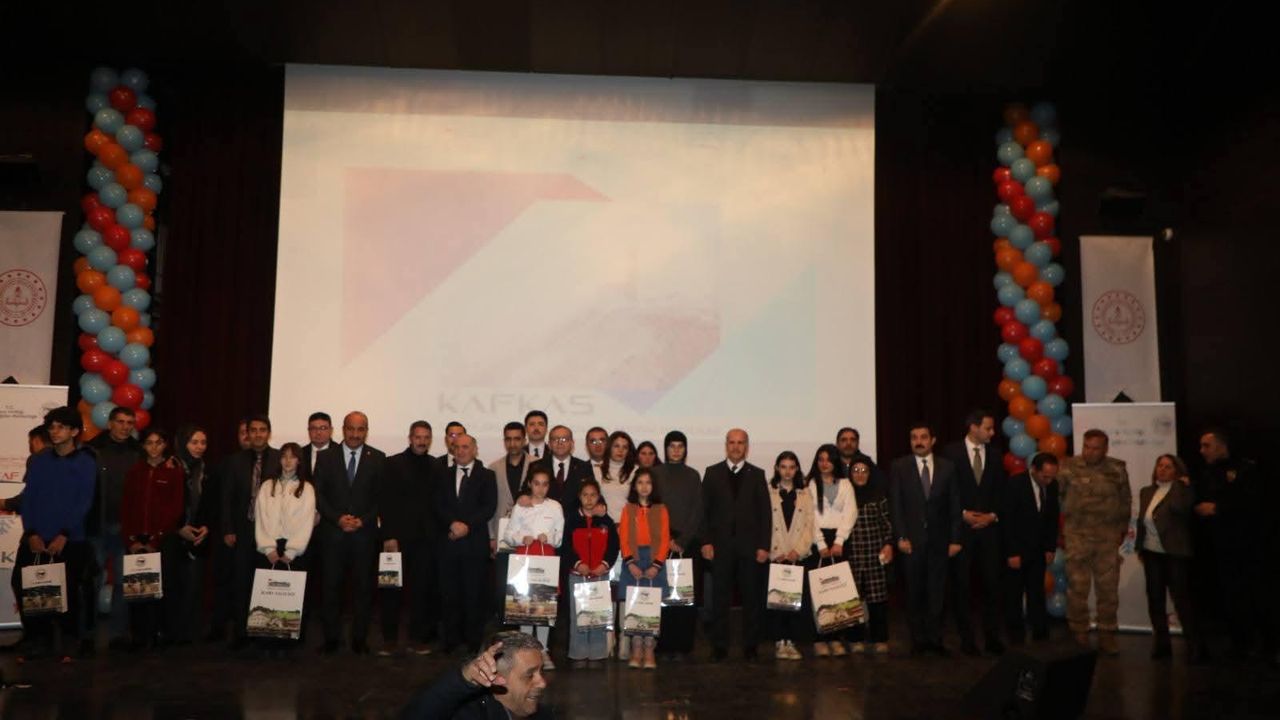 Kars’ta KAFKAS projesi kapsamında çok kitap okuyanlar ödüllendirildi görseli