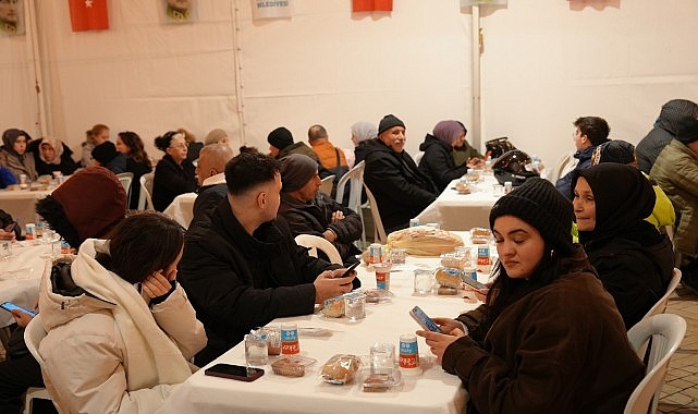 Maltepeliler iftar sofrasında oruçlarını açtı görseli