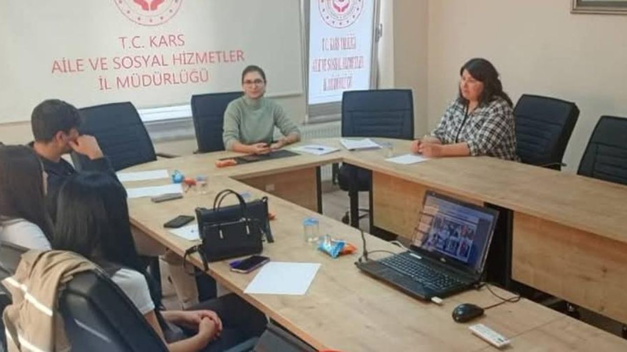Kars’ta devlet korumasından yararlanan gençlere kamu görevine geçişte rehberlik desteği görseli