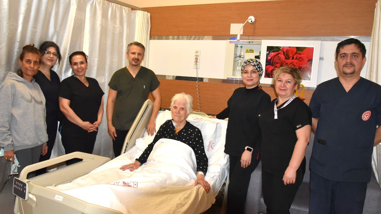90 yaşındaki hastaya Çanakkale’de hayat kurtaran koroner bypass ameliyatı görseli