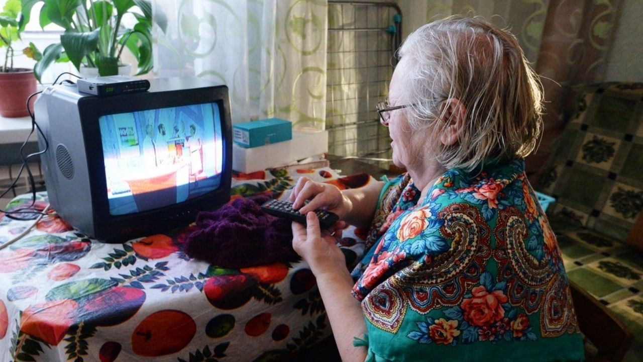 RTÜK araştırması: Yaşlılar günde 5 saatten fazla televizyon izliyor görseli