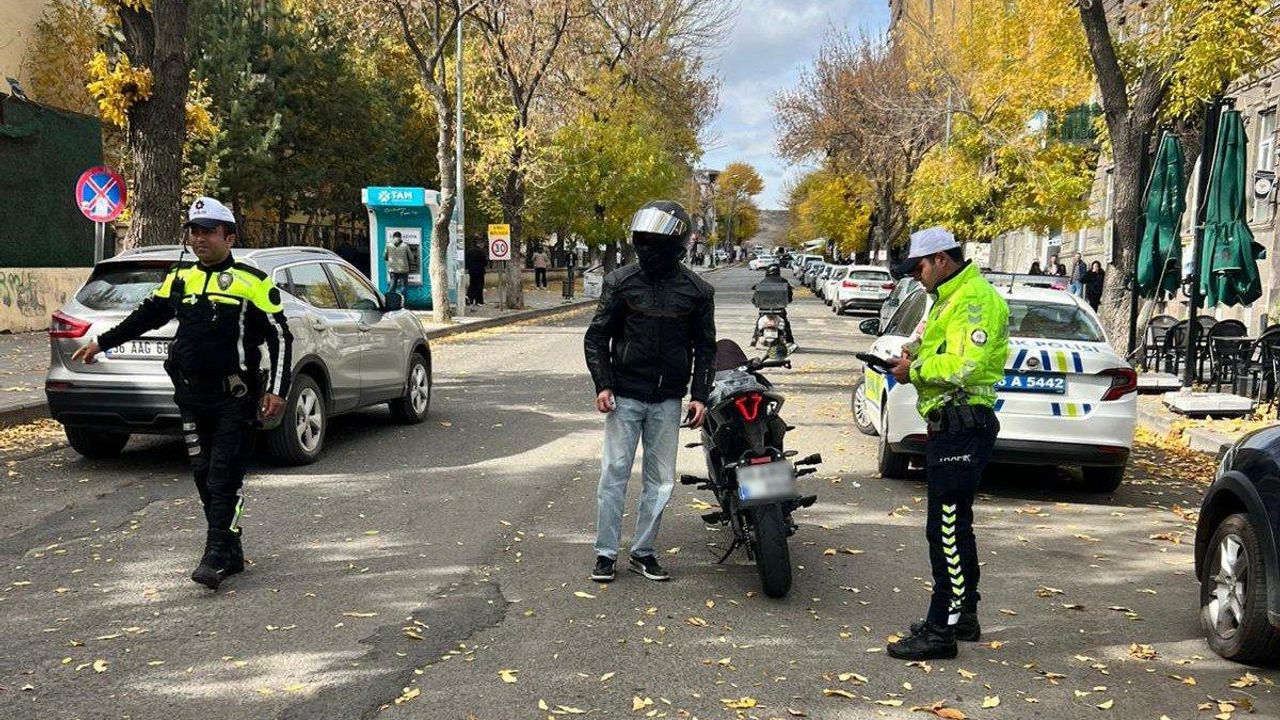 Kars’ta motosikletli kuryelere yönelik trafik denetimi Gerçekleştirildi görseli
