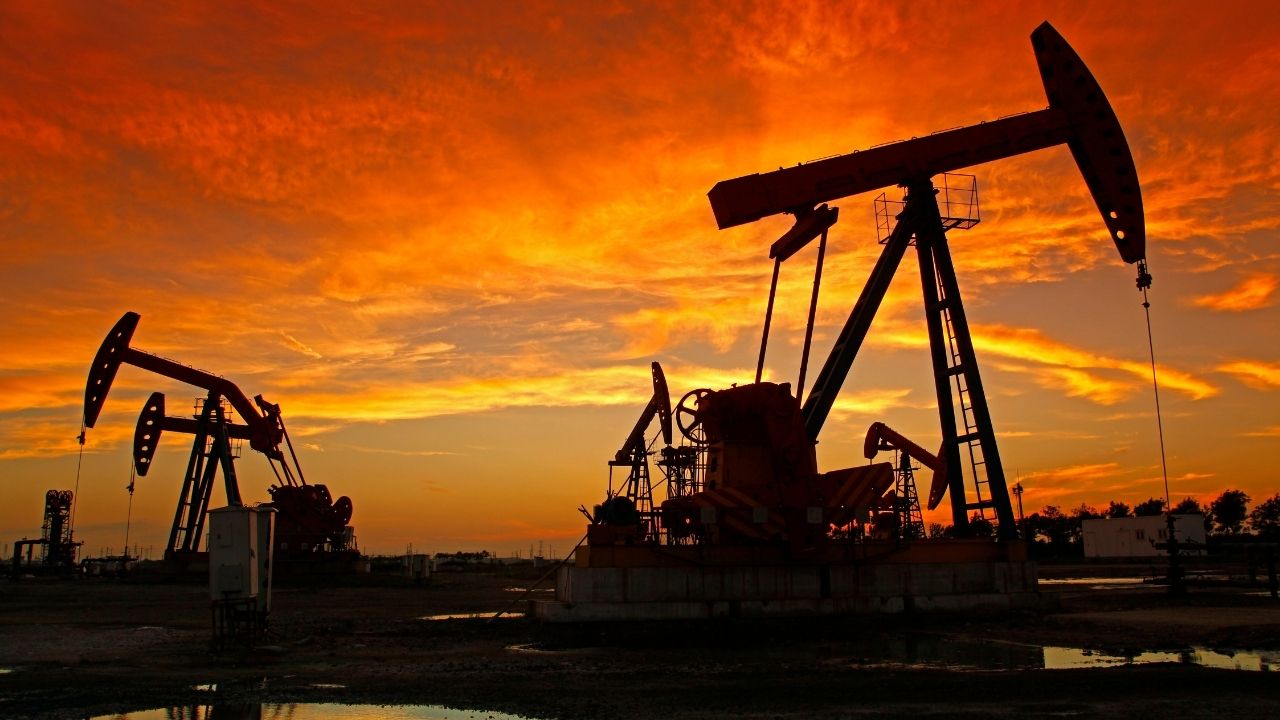Brent petrolün varili 64,56 dolara geriledi görseli