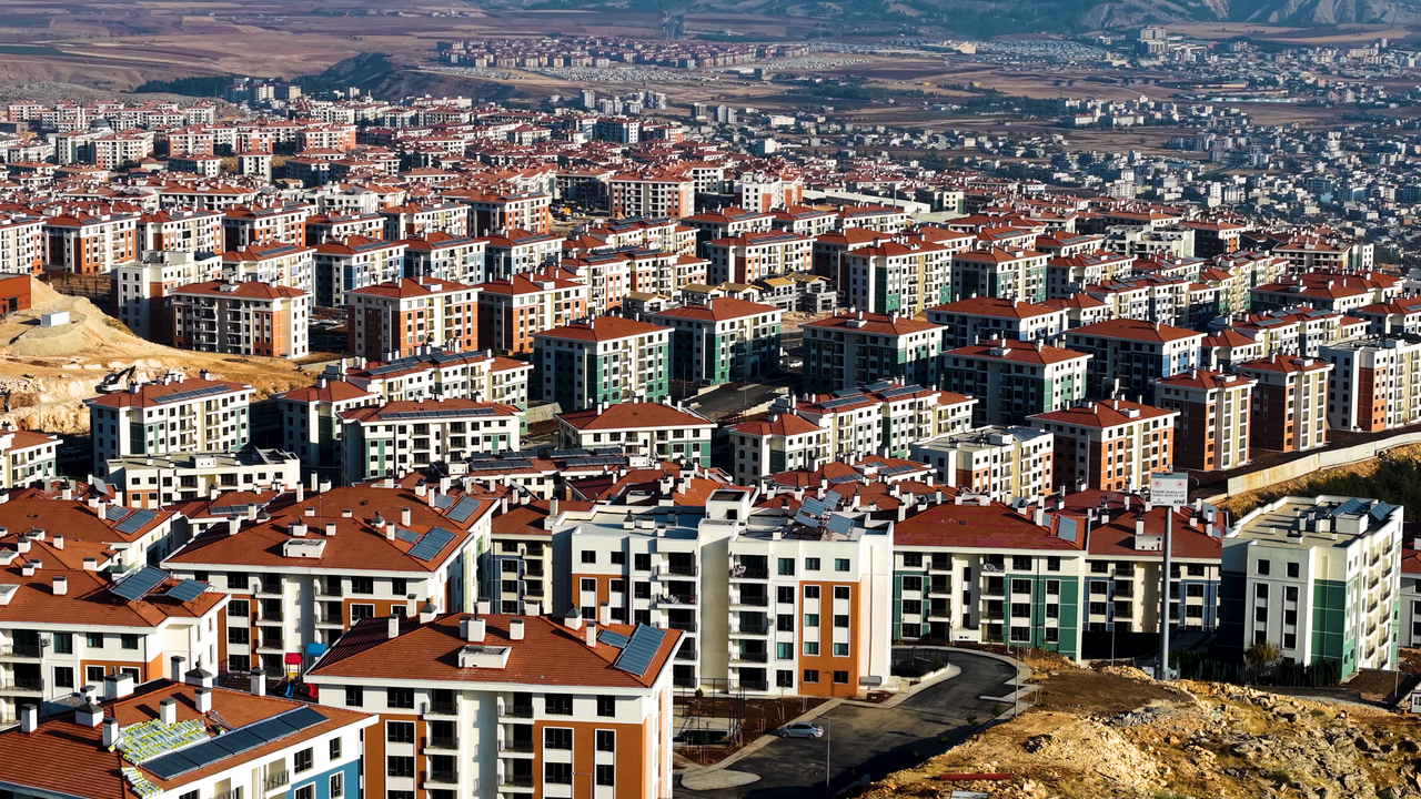 Deprem bölgesinde dört ilde dev şantiyelerle yeni şehirler yükseldi görseli