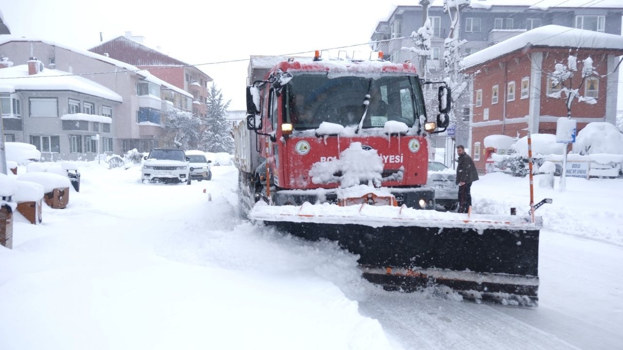 Bolu’da yoğun kar yağışı: 227 köy yolu ulaşıma kapandı görseli