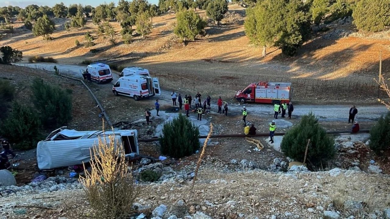 Mersin’de işçi servisi şarampole devrildi: 5 ölü, 14 yaralı görseli