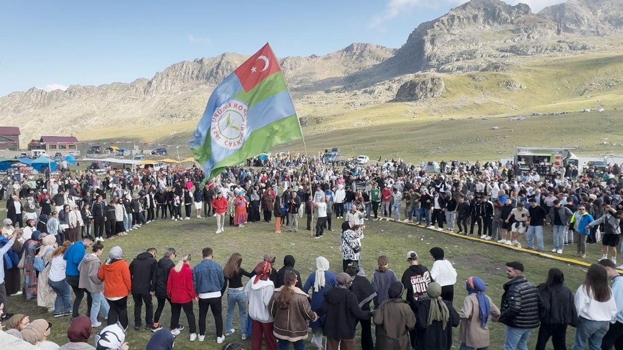 Ovit Yaylasında ilk gün coşkusu; on binler horona durdu görseli