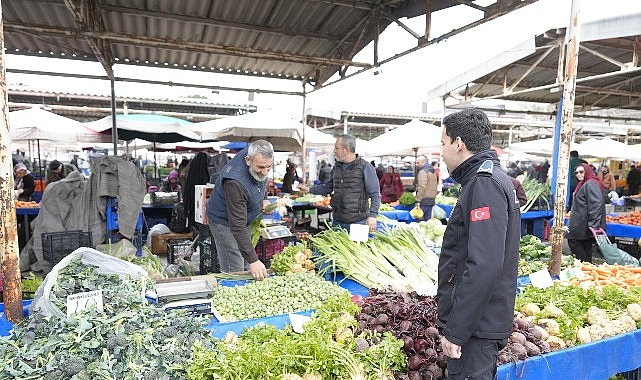 Burhaniye Belediyesi Zabıta Ekipleri Pazar Denetimlerini Sürdürüyor görseli