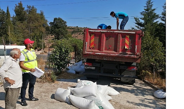 Büyükşehir'den üreticiye tavuk yemi ve ekipman desteği görseli