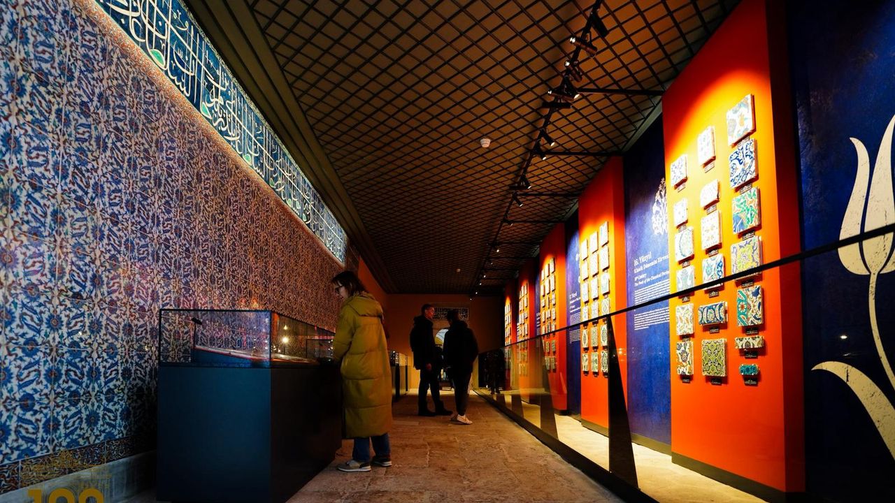 Topkapı Sarayı’ndaki Tarihi Mabeyn Yolu Çini Sanat Galerisi olarak açıldı görseli