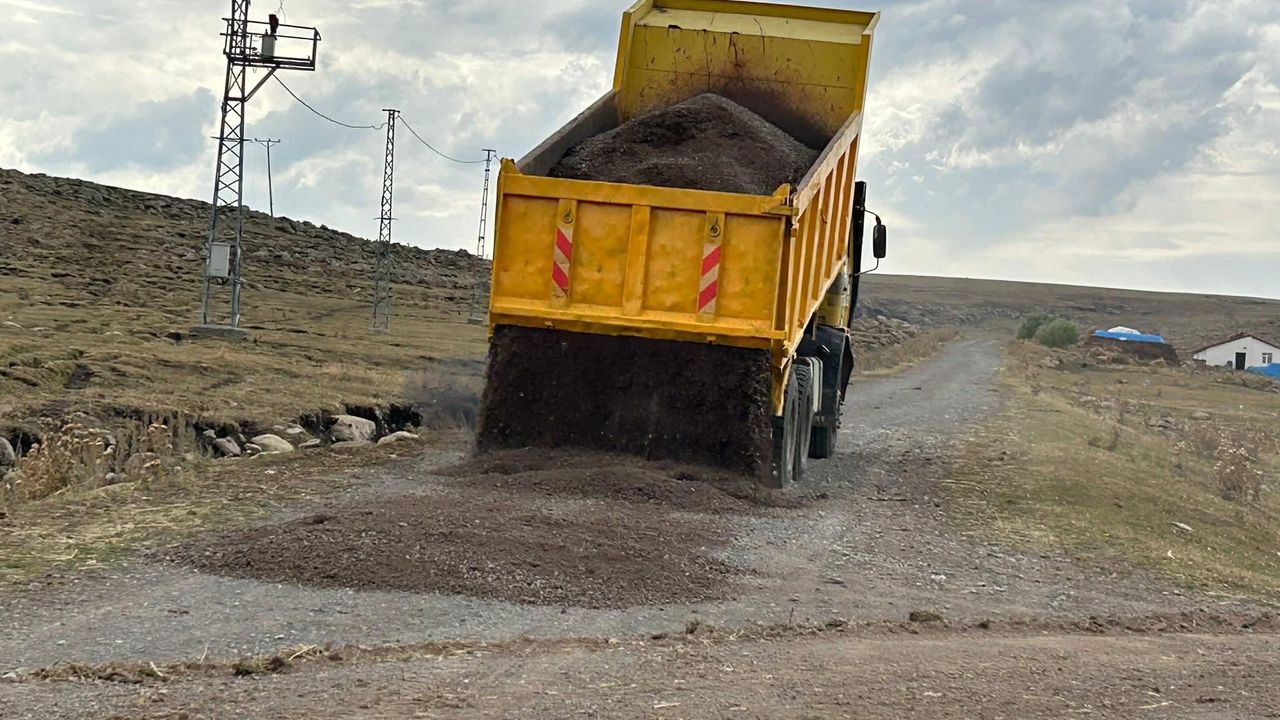 Susuz’da köy yollarında bakım ve onarım çalışmaları sürüyor görseli