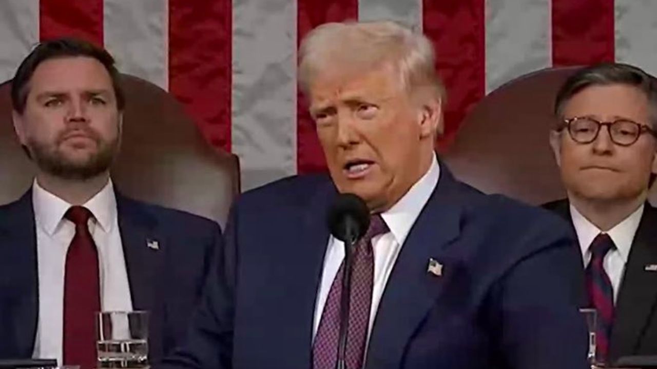 Trump, BBC yöneticilerinin istifasını konuşmasını değiştirmelerine bağladı: 'Kovuldular' görseli