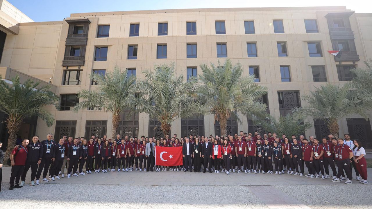 Bakan Bak, Suudi Arabistan'da millî sporcularla bir araya geldi görseli