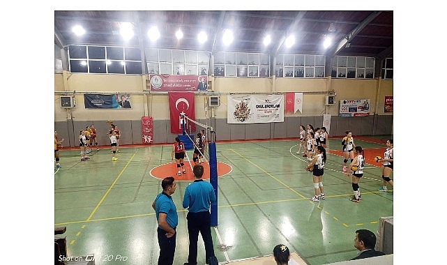 Çiğli Belediyesi’nin Voleybol Takımları Ligde Zirvede görseli