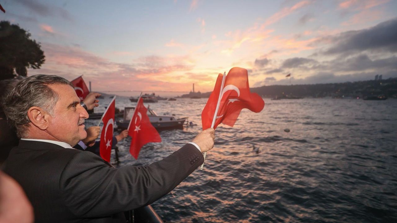 Zafer Haftası'nda anlamlı yolculuk: TCG Anadolu Gemisiyle Çanakkale'den İstanbul'a görseli