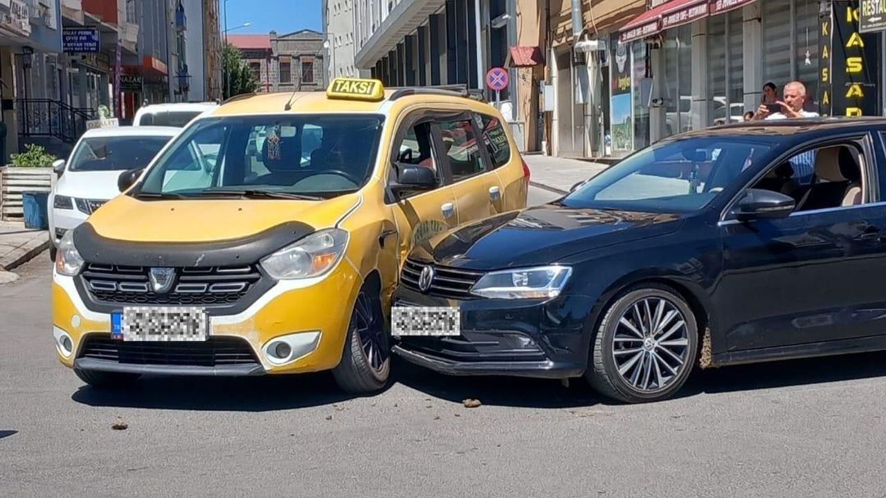 Kars'ta maddi hasarlı trafik kazası meydana geldi görseli