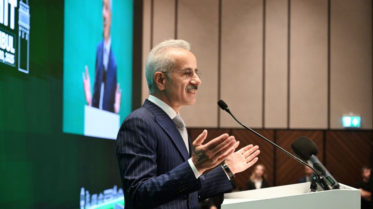 Bakan Uraloğlu: Demiryolu yatırımlarımızla da toplam 8,9 milyon ton daha az karbon emisyonu salındı görseli