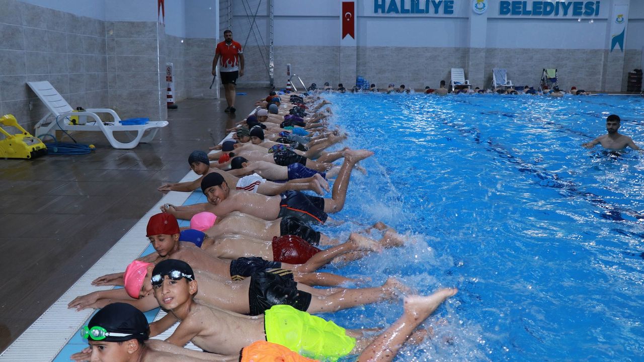 Havuz keyfi Haliliye'de çocukların ve gençlerin yüzünü güldürdü görseli