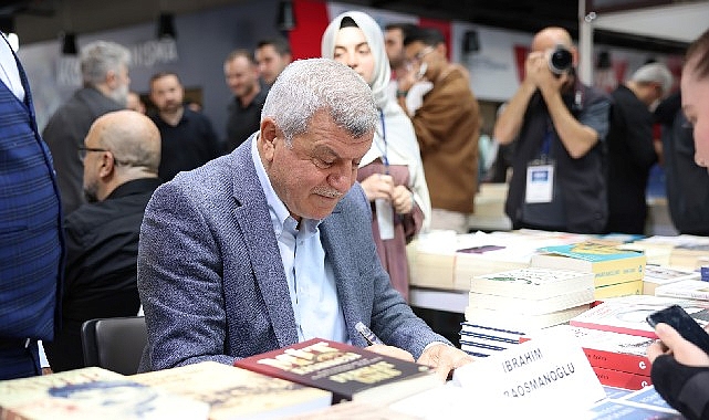 Karaosmanoğlu, Kitap Fuarı'nda kitabını imzaladı görseli