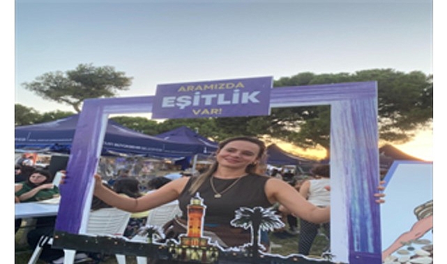 Çocuklar, gençler ve kadınlar İEF'nin tadını çıkarıyor görseli