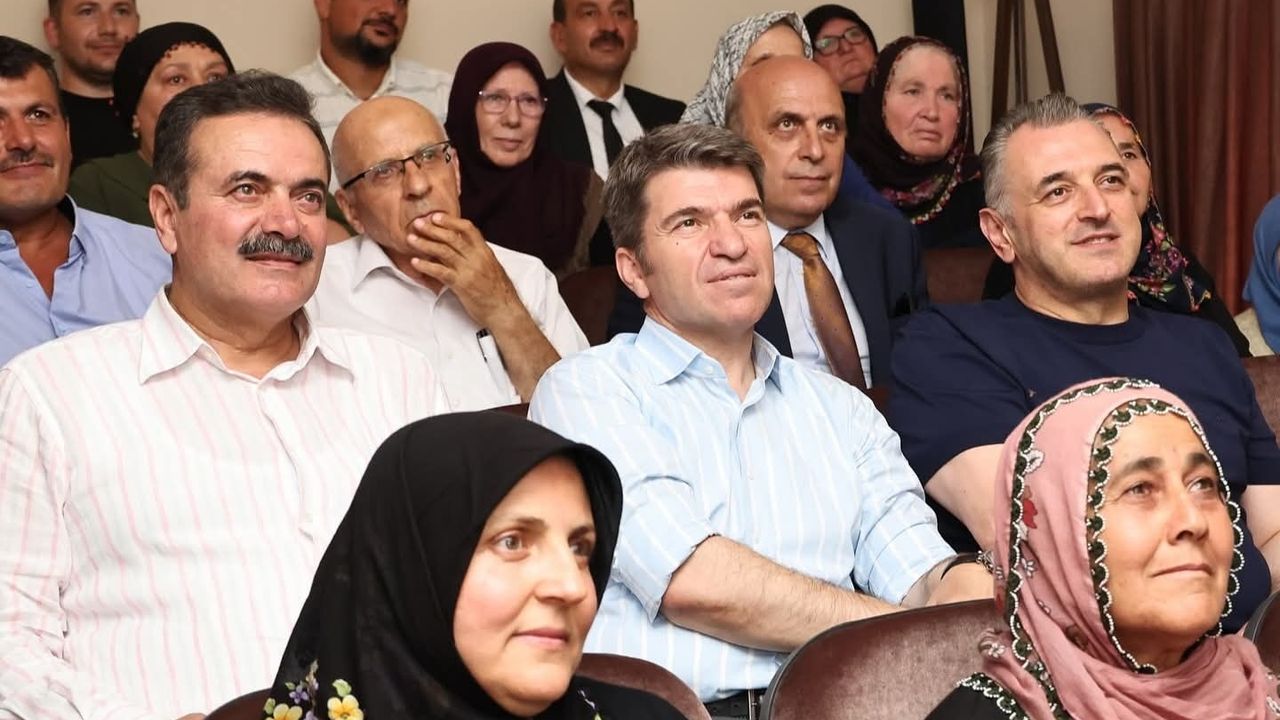 Amasya Valisi Önder Bakan'ın köy sakinleri ile sinema keyfi görseli