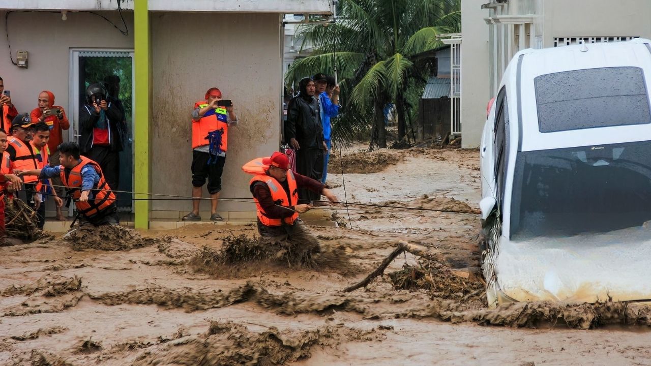 Endonezya’daki sel ve toprak kaymalarında ölü sayısı 248’e yükseldi görseli