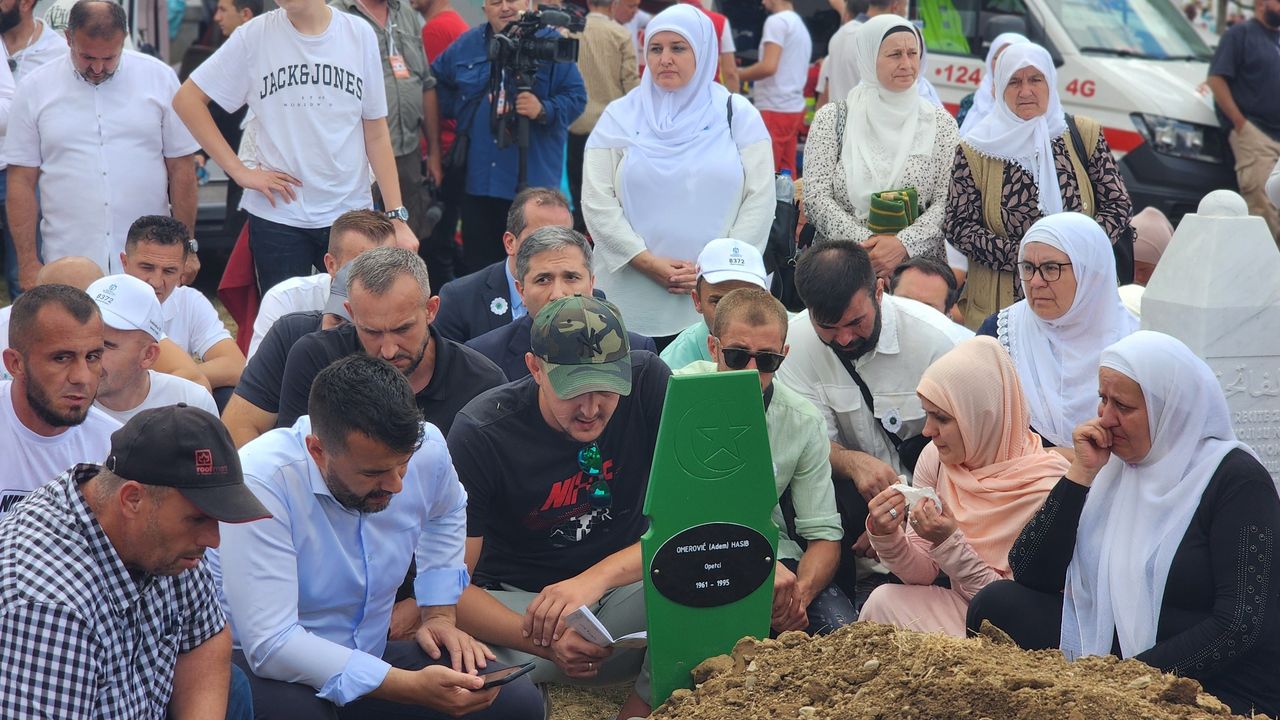 Srebrenitsa Soykırımında hayatını kaybeden yedi kişi defnedildi görseli