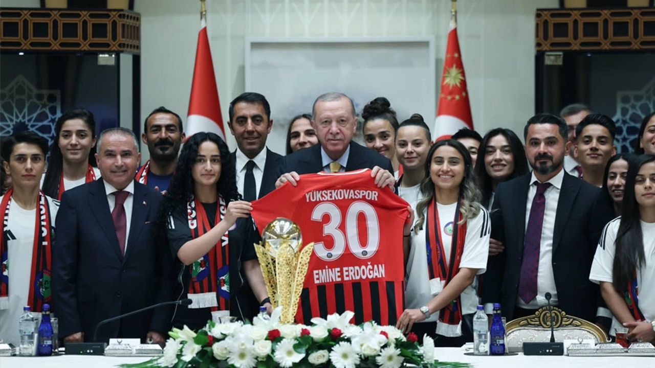 Cumhurbaşkanı Erdoğan, Yüksekovaspor Kadın Futbol Takımı’nı ağırladı görseli